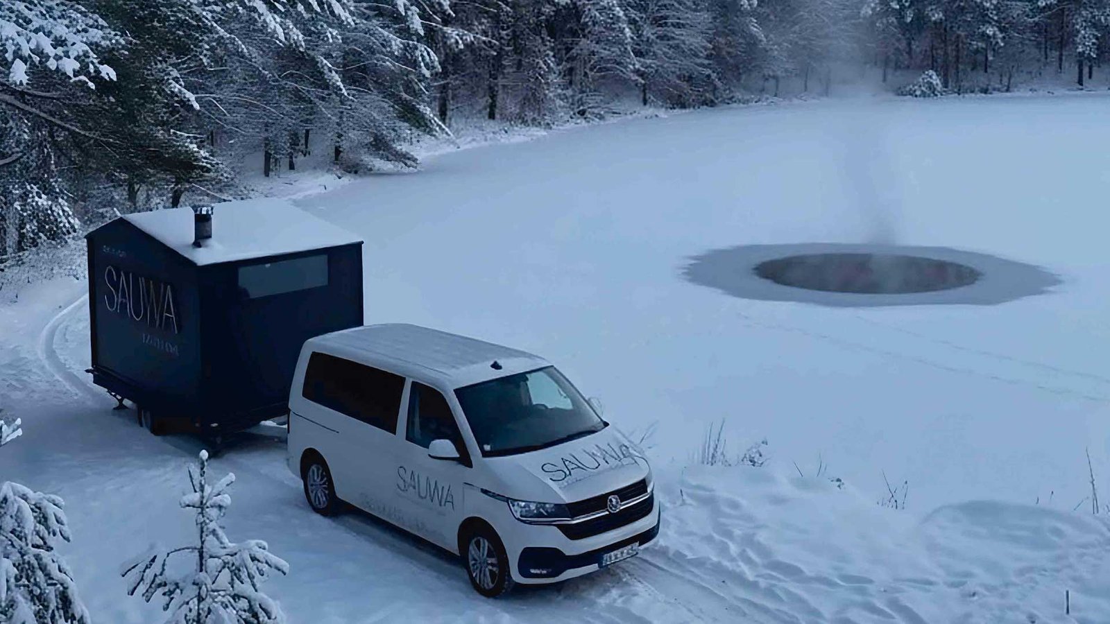 Sauna finlandesa de leña móvil SAUWA con baños de agua fría en la nieve, rodeada de naturaleza en Andorra